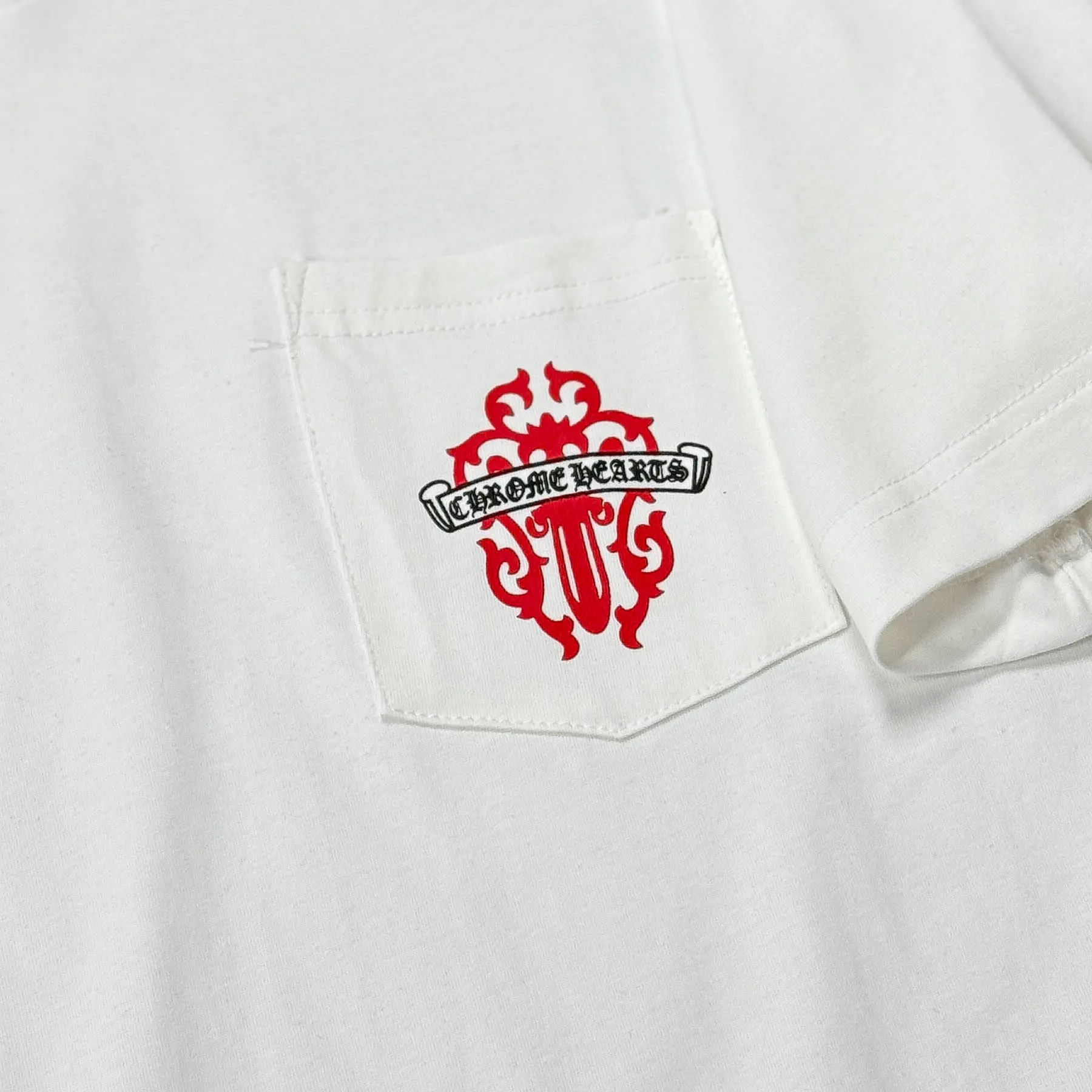 P170 Chrome Hearts 25 high-end versions. The fabric is made of 300 grams of high-density pure cotton. It does not deform or shrink. It has three labels. It is the same style for men and women. Technology: suede foaming + digital printing. Color: white, black. SIZE: S-XL.